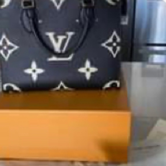 COPY - LOUIS VUITTON ON THE GO - Picture 2 of 6